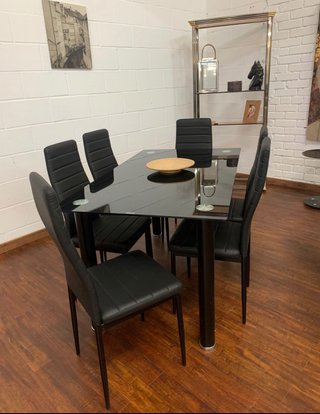 Mesa de Comedor con 6 Sillas Negras