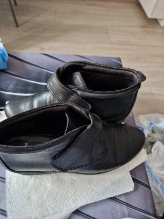 Botines de piel con velcro