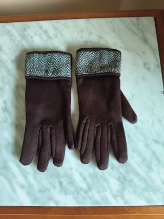 Guantes de mujer marrones con detalle