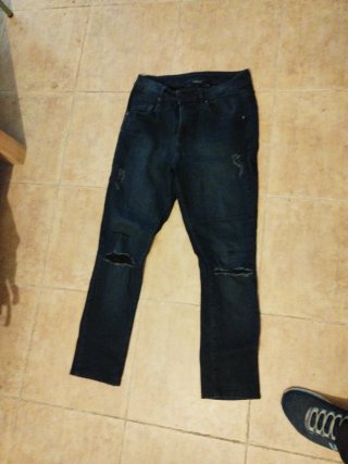 Pantalones vaqueros azules con encaje en los rotos