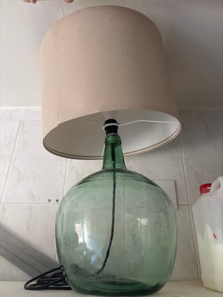 Lámpara de mesa con base de cristal