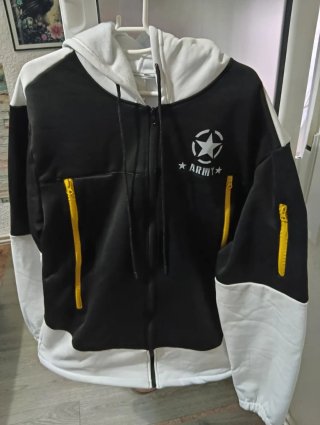 Cazadora con capucha estilo militar