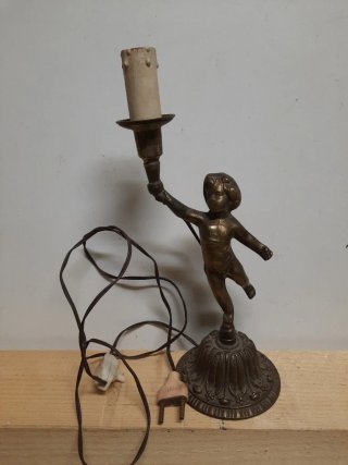 Candelabro antico a forma di putto