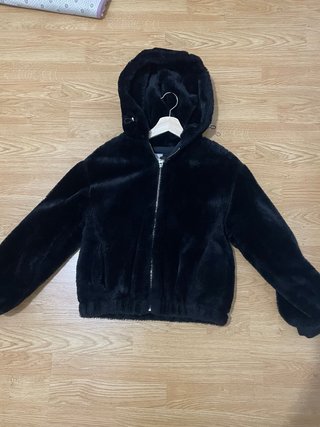 Chaqueta de pelo sintético negra con capucha