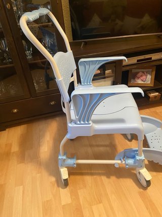Silla de ducha / wc con ruedas y orinal Moen