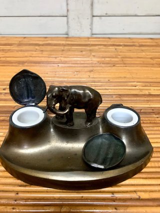 Tintero Antiguo con Figura de Elefante