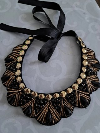 Gargantilla Étnica Negra y Dorada