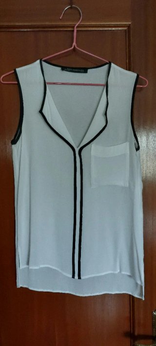 Blusa ligera de Zara sin mangas blanca y negra