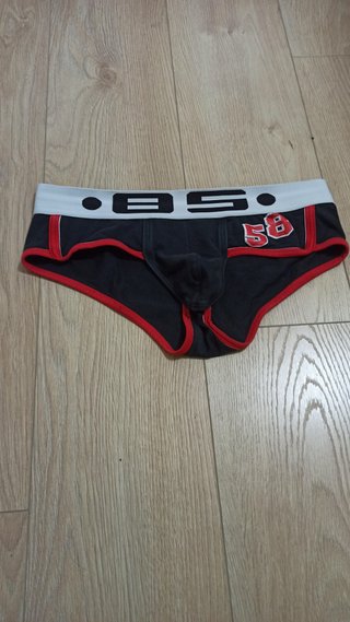 Gayumbos deportivos negro y rojo.