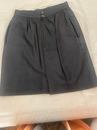 Falda de cuero negra
