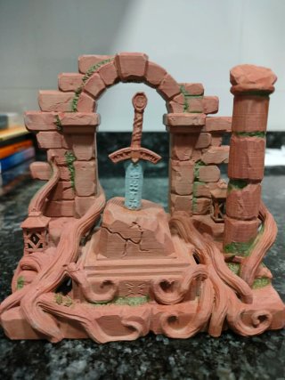 Diorama 3D Excalibur Pintado a Mano. Entre libros.
