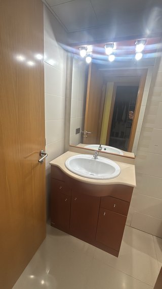 Mueble de baño con lavabo y espejo