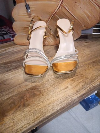 Preciosas Sandalias de tacón con brillo doradas