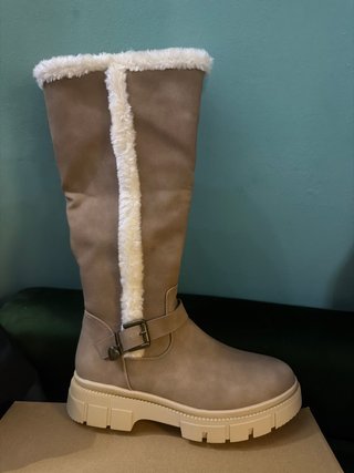 Botas altas beige con detalle de pelo