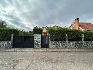 Chalet en venta en Pioz