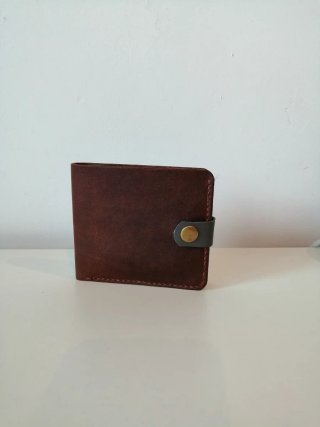 Cartera de cuero marrón hecha a mano