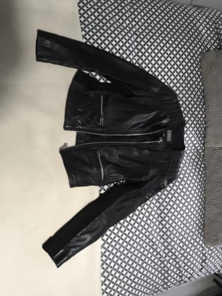 Chaqueta de piel Mango negra