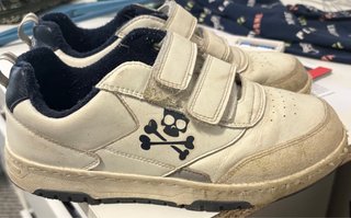 Zapatillas con diseño de calavera, marca Scalpers
