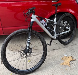 Bicicleta MTB Cube de Doble Suspensión