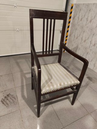 Silla de madera con respaldo alto y brazos
