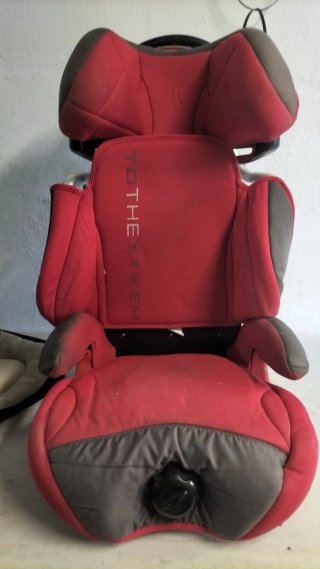 Silla de coche para bebé roja y gris