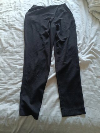 Pantalones de vestir negro.