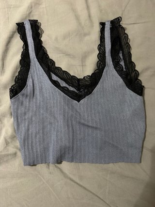 Top gris con detalles de encaje negro