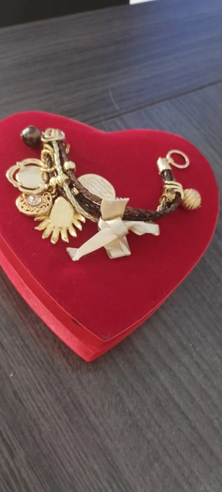 Pulsera con Abalorios Dorados y Trenzada