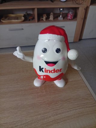 Porta uova Kinder con cappello di Babbo Natale