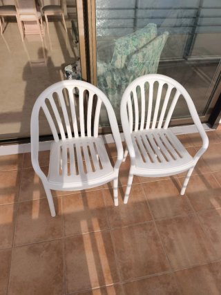 2 Sillas de Plástico Blancas