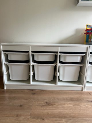 Mueble de almacenaje blanco con caja