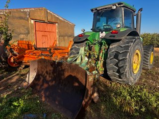 Tractor John Deere 8330 con Aperos