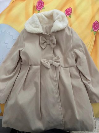 Abrigo para niña beige con lazos