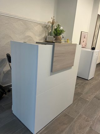 Mostrador de Recepción Blanco y Madera