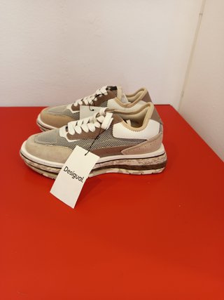 Zapatillas Desigual Beige y Blancas