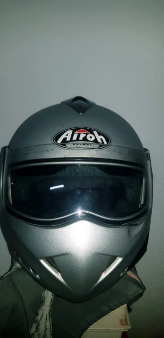 Casco de moto Airoh gris