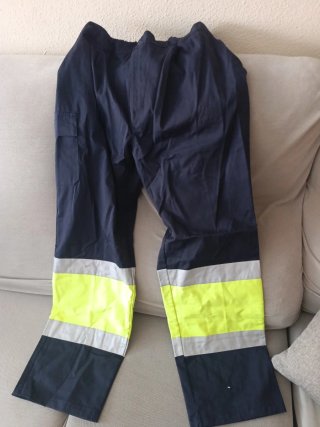 Pantalón de trabajo con bandas reflectantes