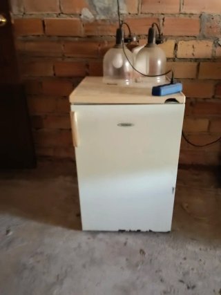 Nevera compacta blanca