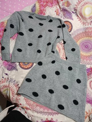 Conjunto de dos piezas gris con lunares