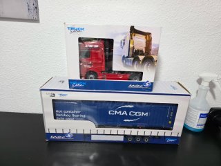 Camión con Remolque Solido 1/24