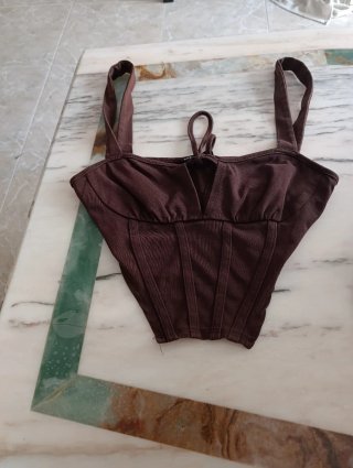 Top de tirantes marrón estilo corsé