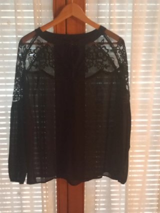 Blusa negra con detalles de encaje