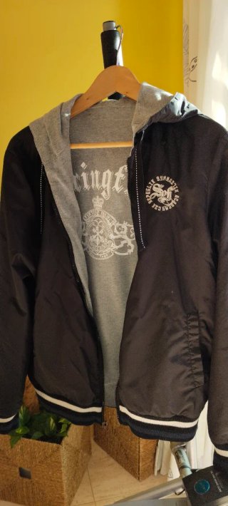 Chaqueta con capucha negra y gris