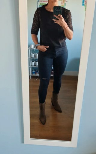 Blusa negra con mangas de encaje