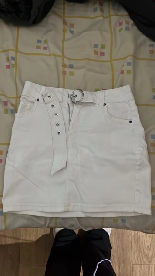 Falda Corta Blanca con Cinturón
