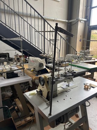 Lote de 8 Máquinas de Coser Industriales