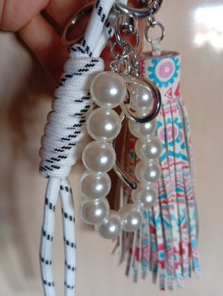 Llavero para bolso con borla y perlas