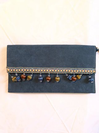 Bolso de mano azul con detalles decorativos