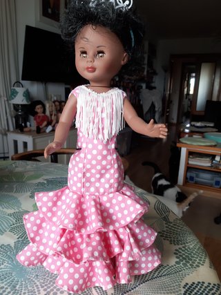 Muñeca de Colección con Vestido de Volantes