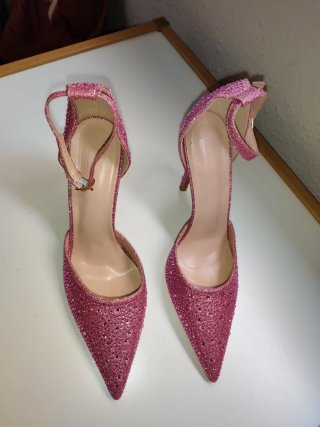 Zapatos de tacón rosa con brillantes
